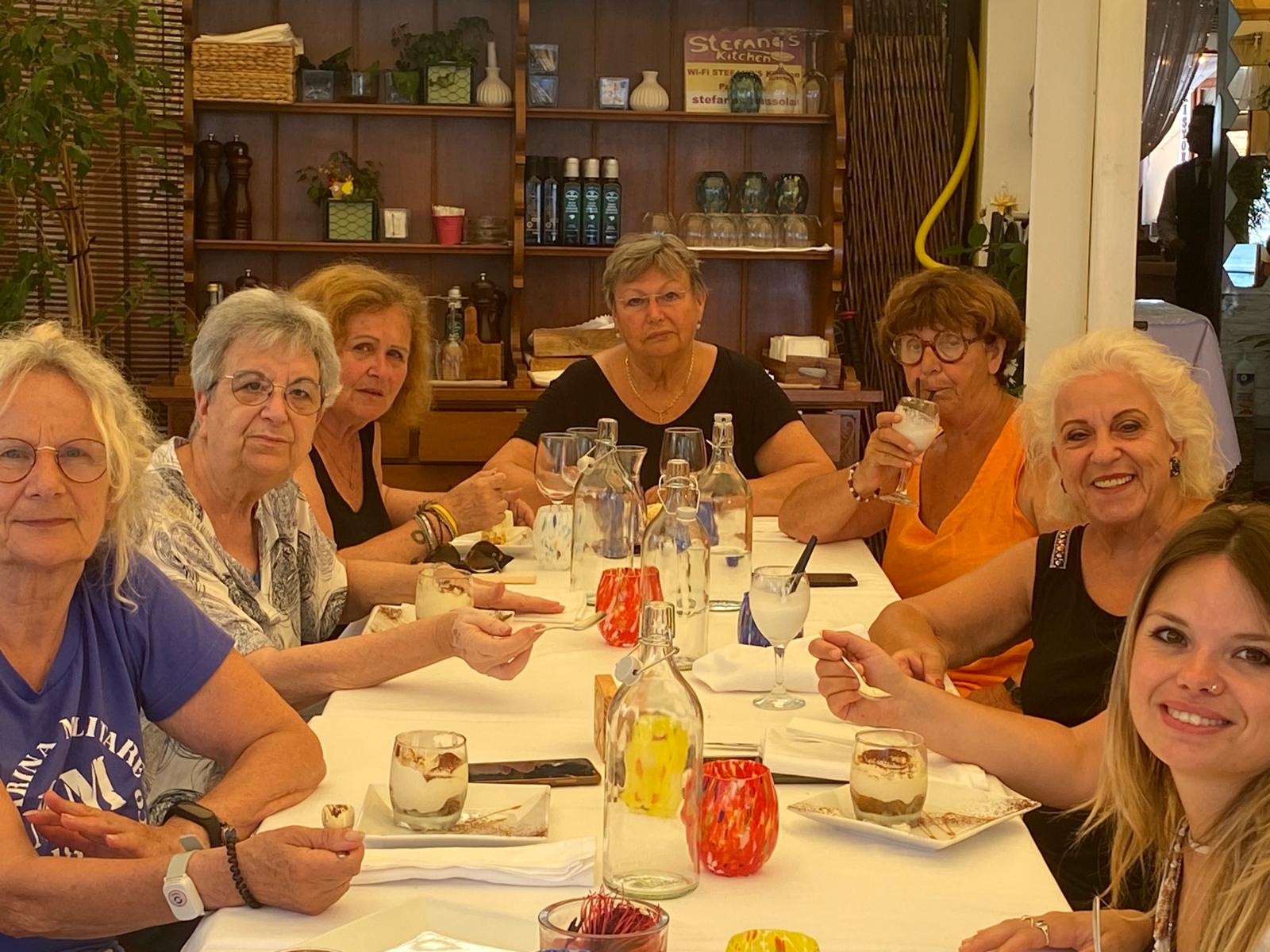 Le partecipanti di Yoga verde blu in una foto di gruppo al pranzo dopo l'incontro