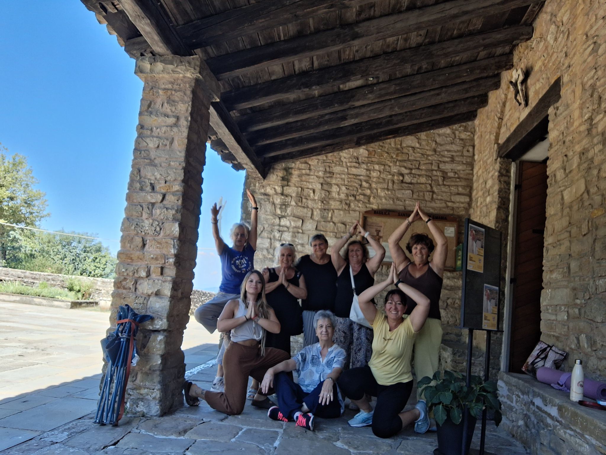 Le partecipanti di Yoga verde blu in una foto di gruppo alla fine dell'incontro